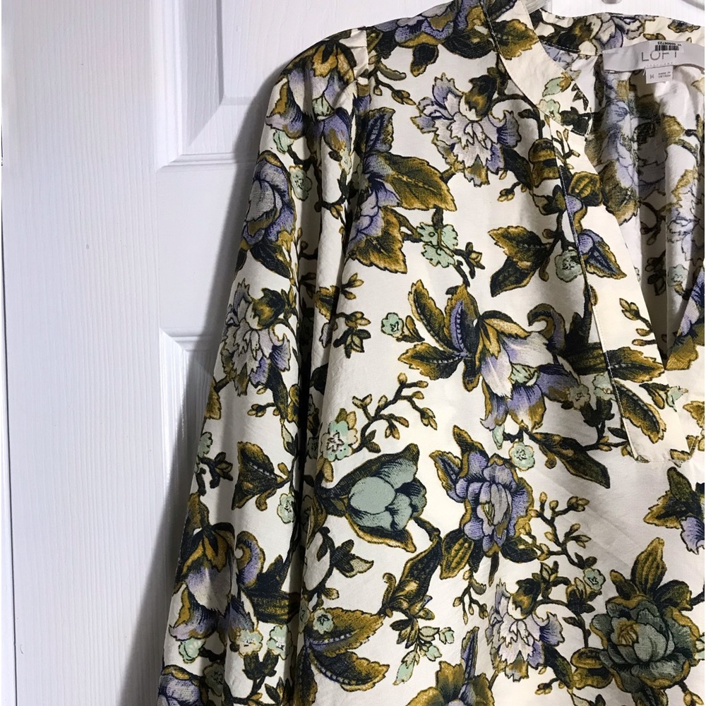 Loft Floral in Cream with Green & Lavender Accents Blouse Top M - Picture 3 of 7